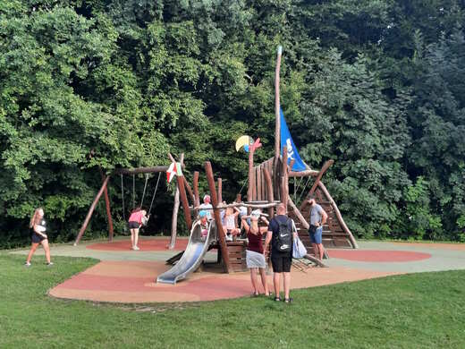 Na dětském hřišti vedle Aquaparku Olešná
