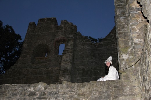 Bílá paní na hradbách hradu Hukvaldy